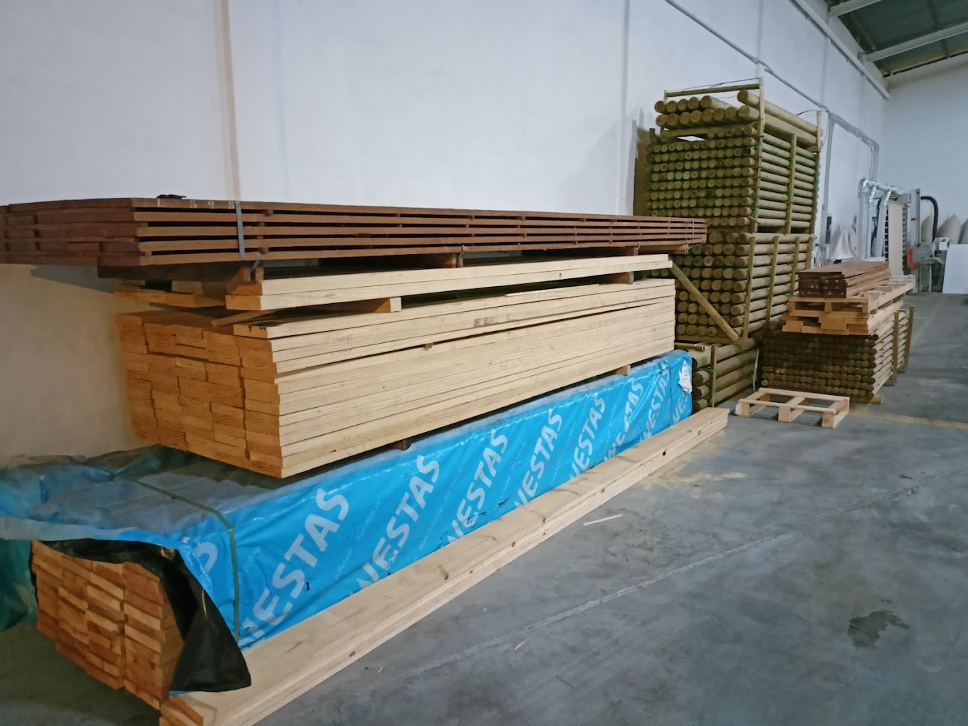 madera cortada y apilada dispuesta para su venta